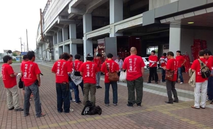 全員でお揃いの「いくべっ！那須塩原」Tシャツを着て、いざ東京へ！！　