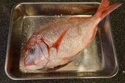 魚は内蔵を取り、洗って水気をよくふく。<br>両面に塩ひとつまみずつをふって５分おく。<br>水分が出てきたらペーパータオルでふく。