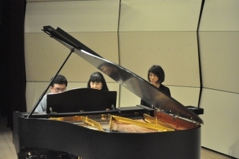 川島さんと高樋先生の子弟コンビで息の合った連弾を３曲演奏