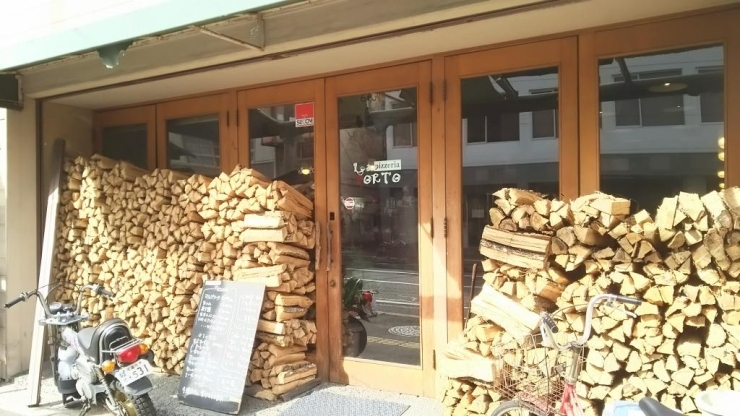 薪で覆いつくされた店構えが目を引きます。