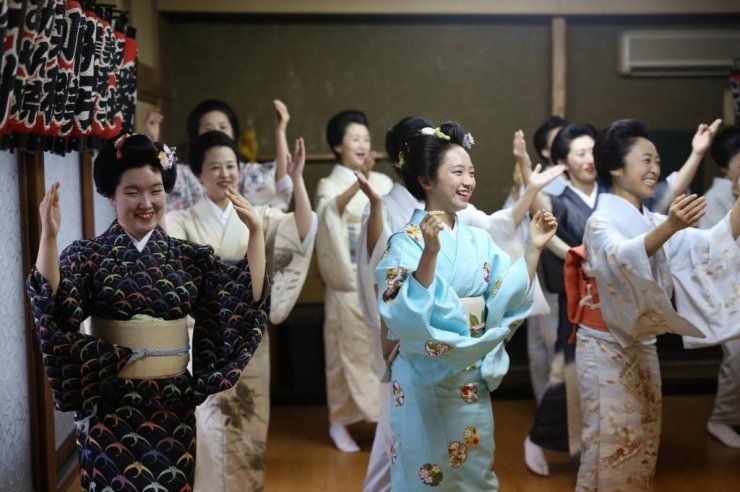 ＮＨＫのドラマでも話題をあつめた八王子芸者のみなさん