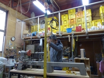 工房の中には大きな機械やらドリルやら、工具が沢山ありました。