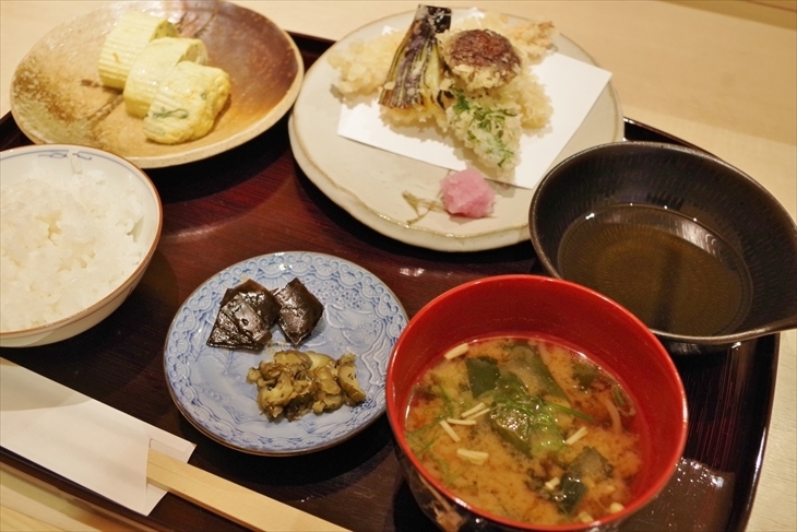 天ぷら定食（900円）。小鉢は温泉卵とネギ入り卵焼きが選べました。写真はネギ入り卵焼き。