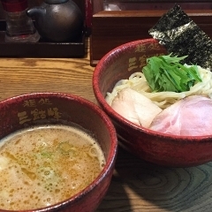 太麺と濃厚出汁スープの旨みが絡む♪ 海老つけめん