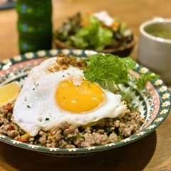 【cafe＆BAR SUN.co】多国籍カフェバーでエスニックな「ガパオライス」ランチ【新発田】