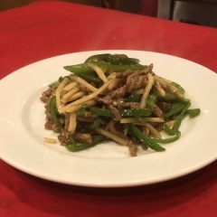 牛肉とニンニクの茎の炒め