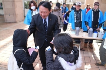 と、そこへ小学生が登場！<br>市長すかさず名刺でご挨拶！<br>選挙権ないですよ～♪(笑)<br>シャレのきいた香川市長にみんなが笑顔♪