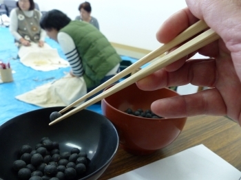 竹細工体験教室、「お箸づくり」☆滑らないから、豆もこの通りつまめちゃう！