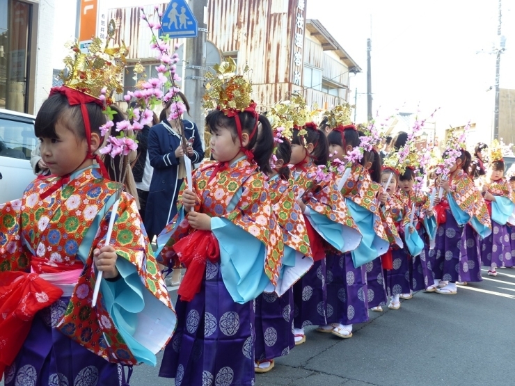 蓮城院を出発すると、かわいいお稚児さんを見ようとたくさんの人がいて、チョットビックリしたかな？