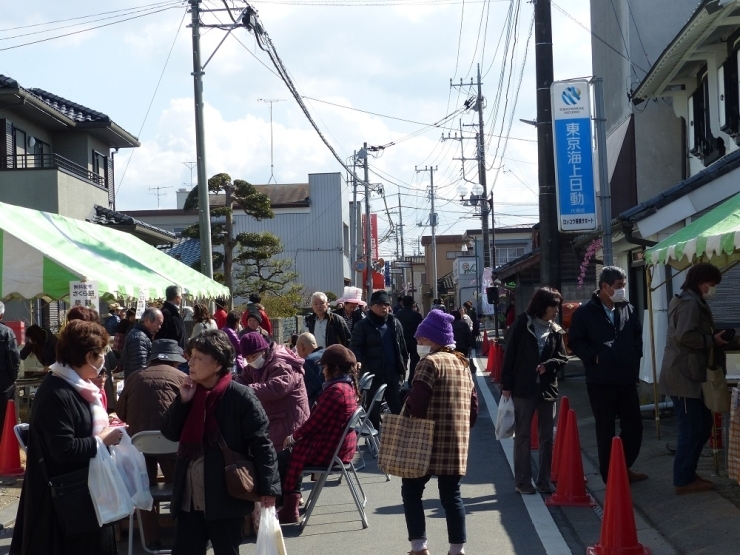 行方商業協同組合主催のテント市！　麻生陣屋大通り商店街は、午前9時～午後4時までの間「歩行者天国」となり、雛飾りを見たお客様や、お買い物をしたお客様にお茶が振る舞われ、道路に設置された椅子に座って休憩することもできました（*^^）v