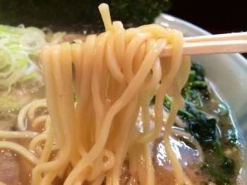 家系の特徴である、噛みごたえのあるストレートの太麺