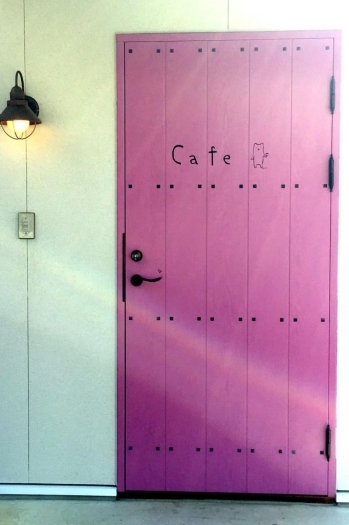 可愛いピンクのドアがCafe入口です