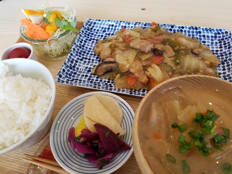 この日の【日替わりランチ】。白菜があんかけと絡んで絶品。ごはんは、白米と玄米から選べます。<br>白米定食　850円／玄米定食950円　[ごはん、酒粕味噌汁、漬物付]<br><br>こちらも白米はお替りしちゃいました。（無料）