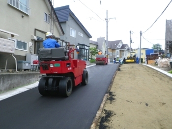 大規模な転圧作業の様子「株式会社 みかみ建設」