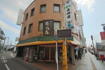 お店の裏に駐車場があります。