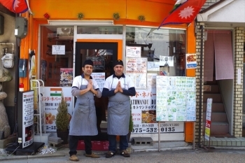 お店の前でポーズをとるスタッフの二人