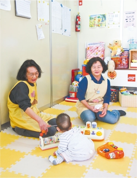 教習所内の託児所で勤務する西村さん（左）と後藤さん（右）