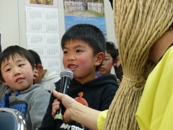 ねば～る君の頭のてっぺんはたんこぶなの？　「あのね～、伸びた時にぶつかっちゃうから、縛ってるねばよ～」