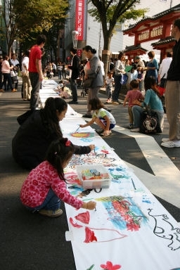 『神楽坂まち飛びフェスタ』は親子で参加できます！<br>アート企画『坂にお絵描き』