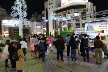 ライブがスタートすると、仕事帰りのサラリーマンなど多くの方々が足を止めていました。