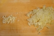 【2】ベーコンは１cm幅に切る。<br>玉ねぎとニンニクはみじん切りに<br>ケッパーは粗みじん切りにする。