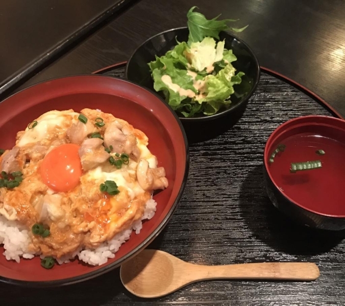 「極上親子丼」980円<br>宮崎県産【森林鳥】と茨城県産卵【あかね】使用！！