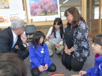 ロビン夫人の質問にどう答えるかな？