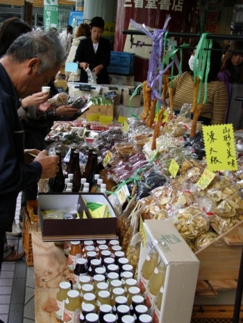 野菜などの生鮮ものだけでなく、ジュースや乾物などの加工品もいろいろ販売されておりました。