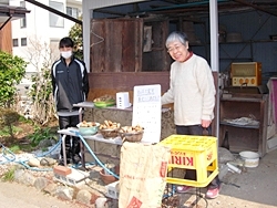 自宅前での募金活動の様子