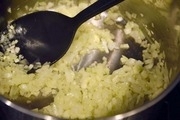 【2】鍋にオリーブオイル大さじ１を熱し、<br>にんにくとセロリと新玉ねぎを<br>塩ひとつまみをふって弱めの中火で炒める。