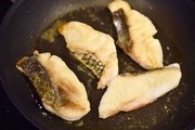 【7】フライパン（鍋でもOK）にオリーブオイル小さじ２を熱し鯛を中火で両面焼き、取り出す。