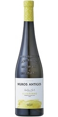 アンセルモ・メンデス・ビーニョス<br>ムロス・アンティゴス　アルバリーニョ<br>丁寧に手摘みされたブドウを使用。透明感があり、輝きのある黄金色で、華やかなフルーツのアロマやミネラル感に富む。<br>魚介類との相性が抜群の白ワインです。