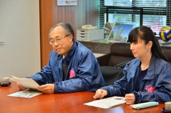 前田磨理事長（左）