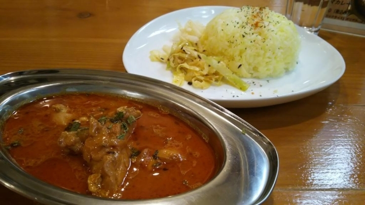 チキンカレー￥750(税込)　ステンレスのお皿がインドを感じさせます！