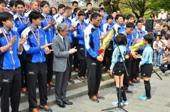 三島北バレーボール少年団の花束贈呈