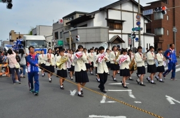 静岡県立三島南高等学校奏楽部が先頭