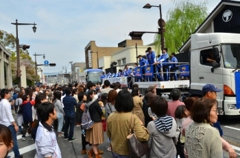 大勢の方が沿道で祝福