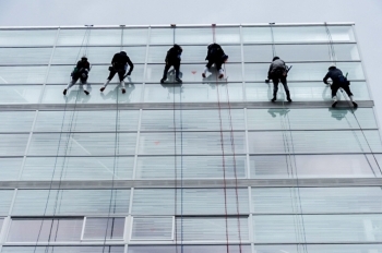 高層ビルのガラス清掃も、私たちに安心してお任せください。「新発田ビルサービス株式会社」