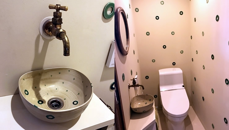 トイレの隅々にいたるまで、sayoさんのこだわりが随所に。洗面ボウルや、壁にちりばめられた壁のドーナツ型タイルも手作り。