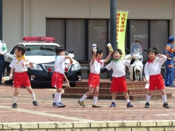 《麻生こども園》みんなでお遊戯楽しいね。