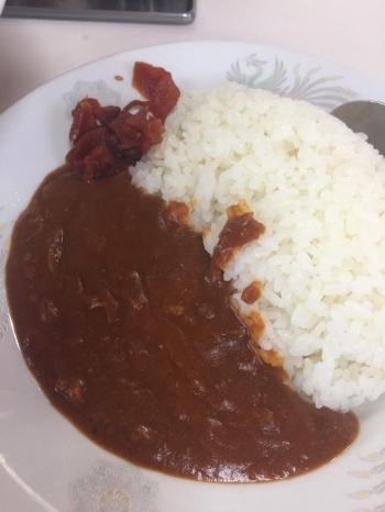 赤くて辛さが強めのチキンカレー