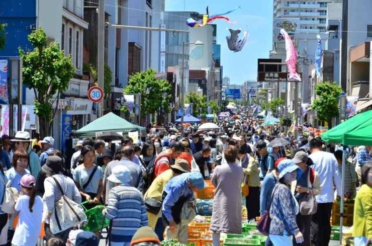 歩行者天国開始直後から、たくさんの人です