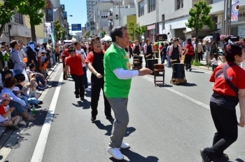 豊岡市長　頑張ってみしまサンバを踊っています