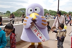 埼玉県のマスコット、コバトンは大人気。