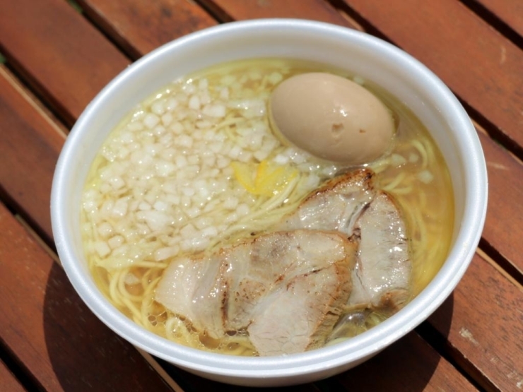 オリーブオイルと帆立だしの塩ラーメン（800円）