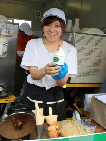 コーンかカップか悩んだ末に食べやすいカップを選択！