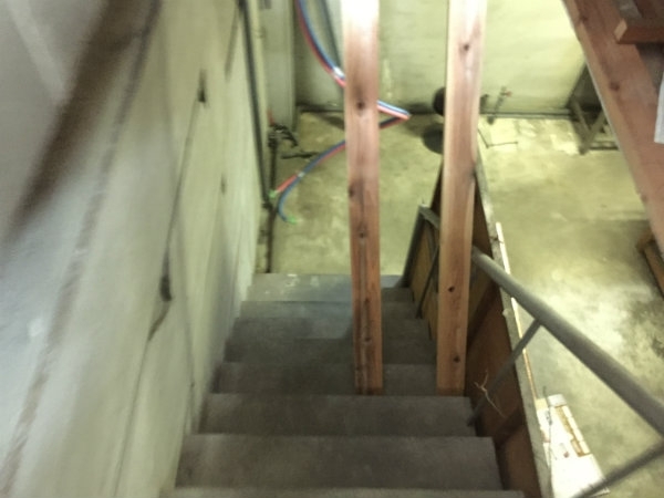 この階段を下って、業務用冷蔵庫を地下に搬入しました