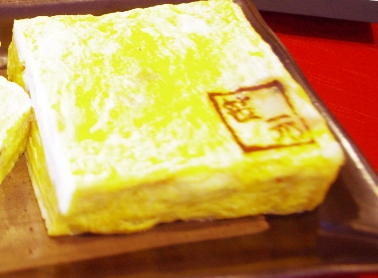 見た目も鮮やかな黄金色のだし巻きに『笹元』の焼き印。美味しさの証明です