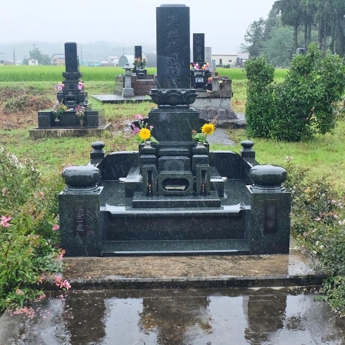 雨天の墓石はツルリと滑りやすいので用心を「「雨天時のお墓」についてのお話　川口元郷聖地」