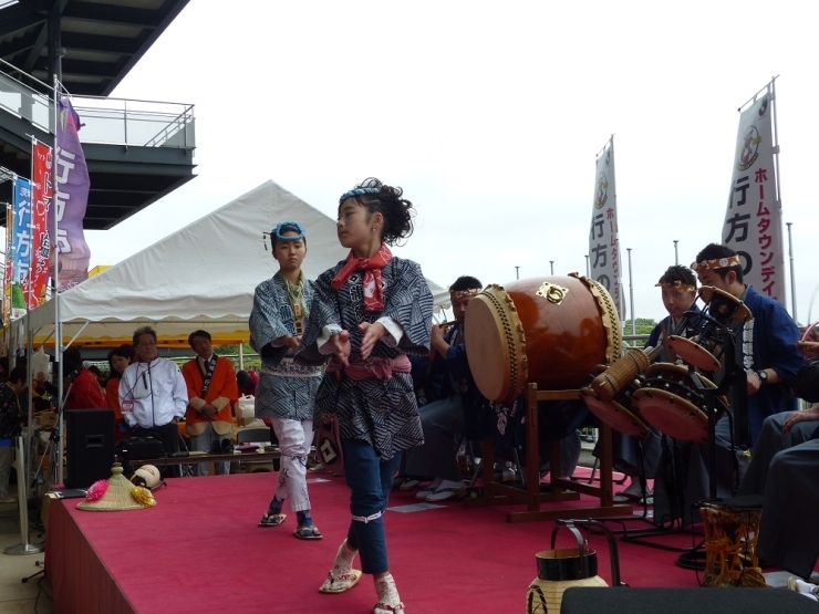 【蒲縄囃子連中】によるお囃子と踊りのパフォーマンスの披露